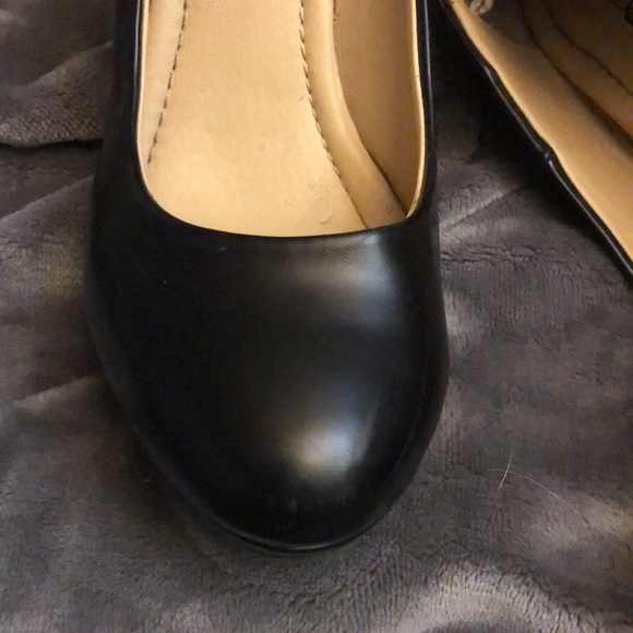 Black patten leather look.Size 9. Great condition.Very comfortable for work - Picture 6 of 7